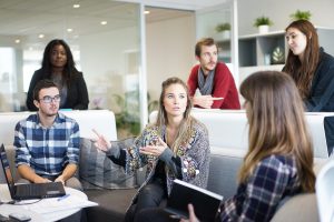 Cómo afrontar los rumores en el lugar de trabajo